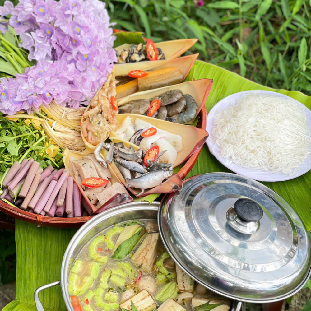 Lẩu Mắm Bông Lục Bình – Hương Vị Dân Dã Chỉ Có Ở Miền Tây Sông Nước