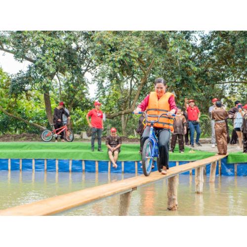 Team building: chạy xe đạp qua cầu ván