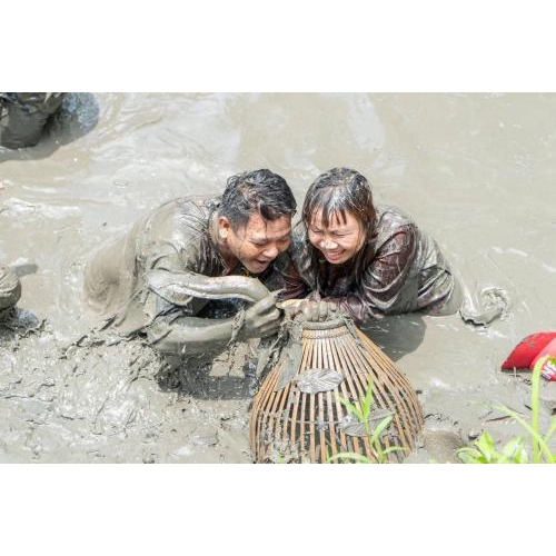 Lội mương tát ao bắt cá