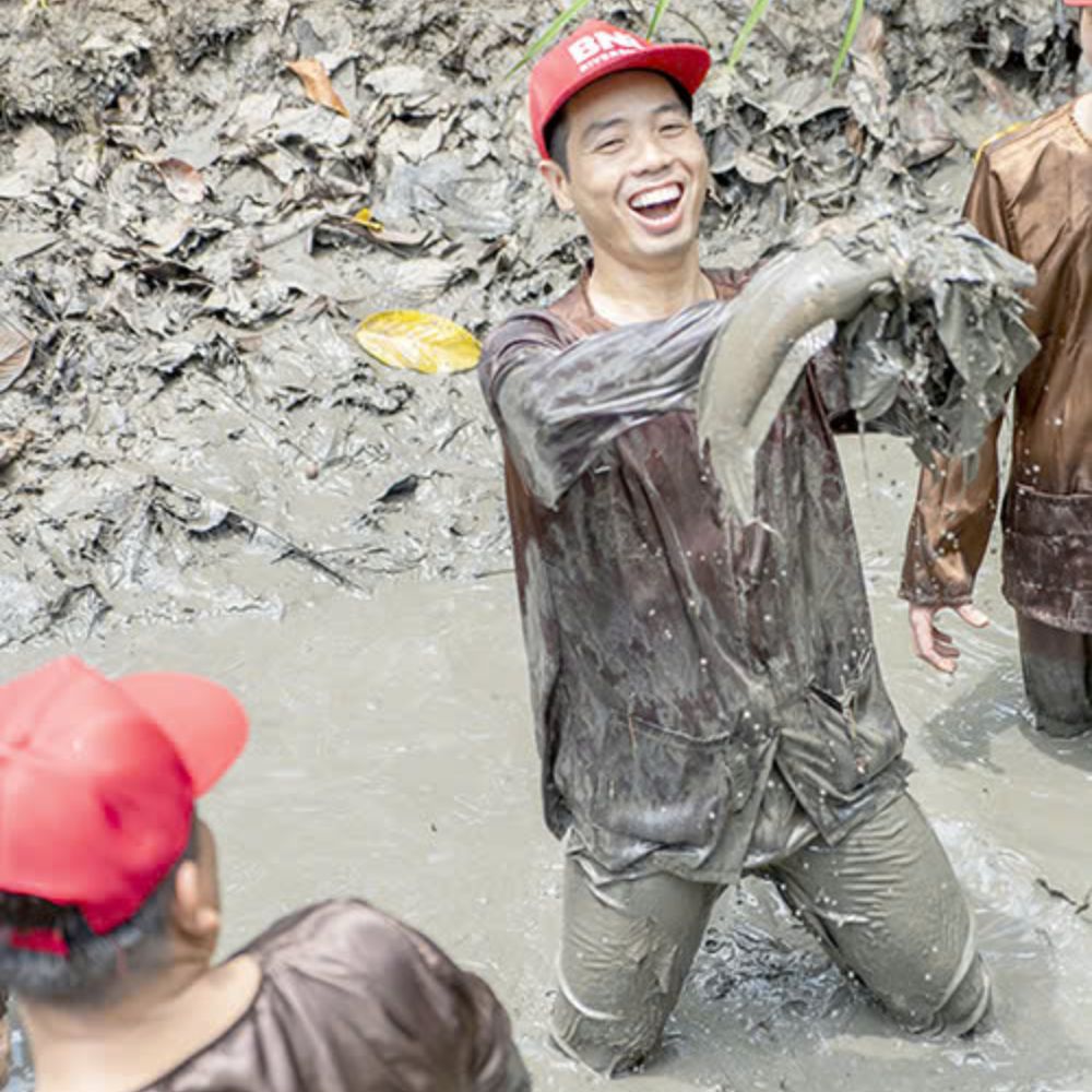 Trải Nghiệm Hoạt Động Team Building – Tát Mương Bắt Cá Tại Tuấn Tường