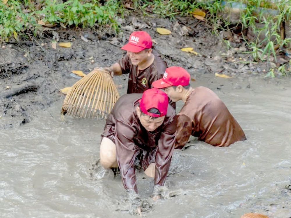 Khoảnh khắc vui nhộn, tràn ngập tiếng cười bên đồng đội